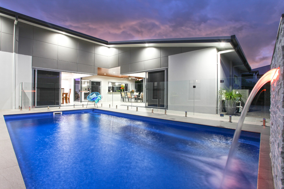 Свежая идея для дизайна: большой прямоугольный бассейн на заднем дворе в современном стиле - отличное фото интерьера