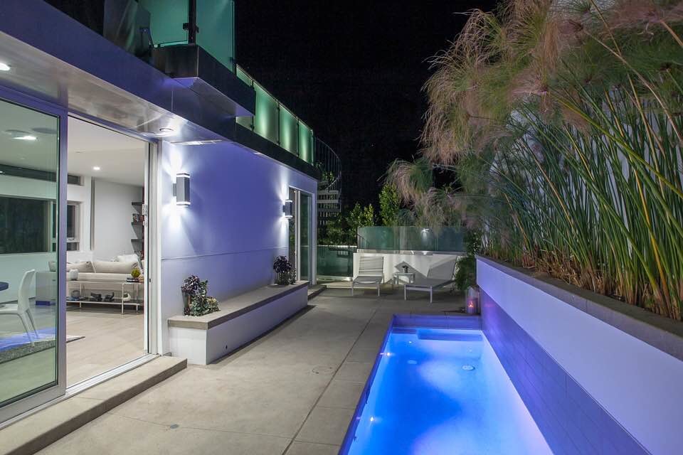 На фото: маленький спортивный, прямоугольный бассейн на заднем дворе в стиле модернизм с джакузи и покрытием из декоративного бетона для на участке и в саду с