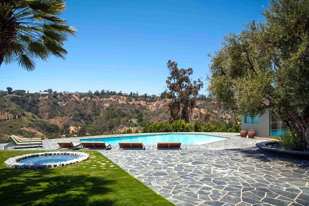 Geräumiger Retro Pool hinter dem Haus in individueller Form mit Natursteinplatten in Los Angeles