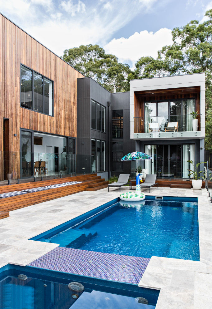 Источник вдохновения для домашнего уюта: большой прямоугольный бассейн на заднем дворе в современном стиле с джакузи