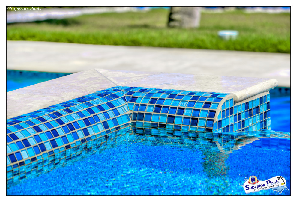 Idee per un'ampia piscina monocorsia minimalista personalizzata in cortile con una dépendance a bordo piscina e pavimentazioni in pietra naturale