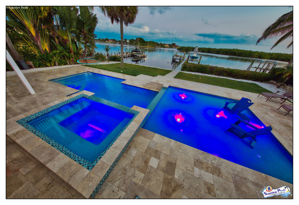 Immagine di un'ampia piscina monocorsia minimalista personalizzata in cortile con una dépendance a bordo piscina e pavimentazioni in pietra naturale