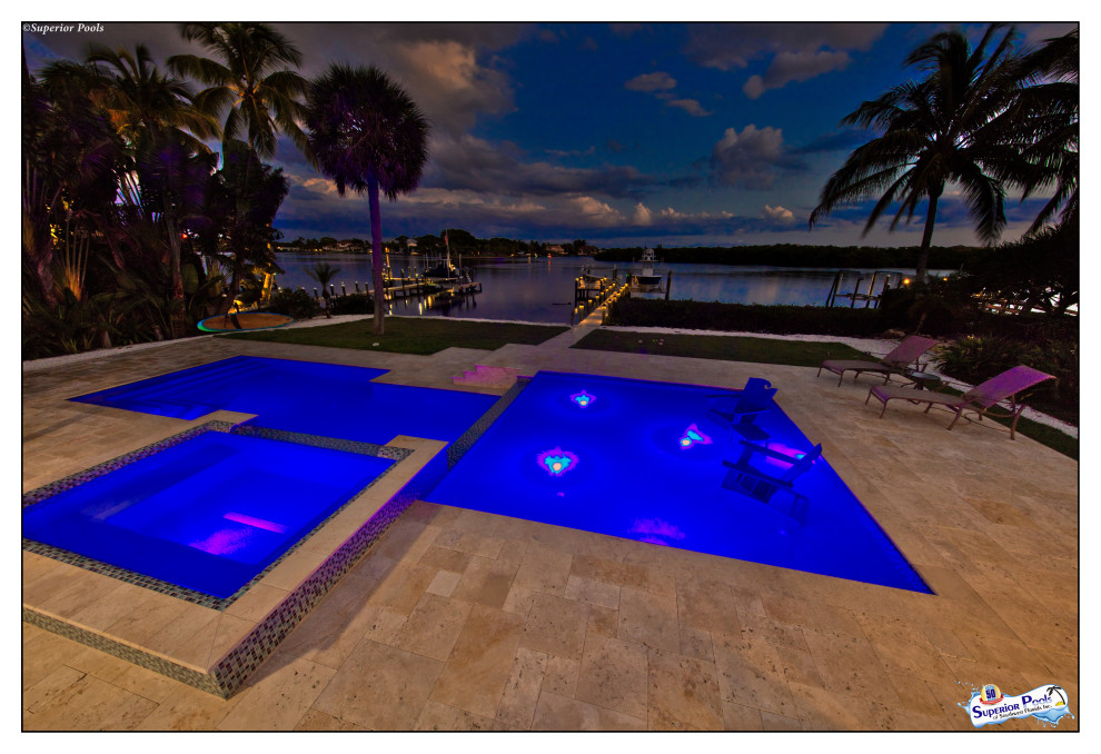 Immagine di un'ampia piscina monocorsia minimalista personalizzata in cortile con una dépendance a bordo piscina e pavimentazioni in pietra naturale