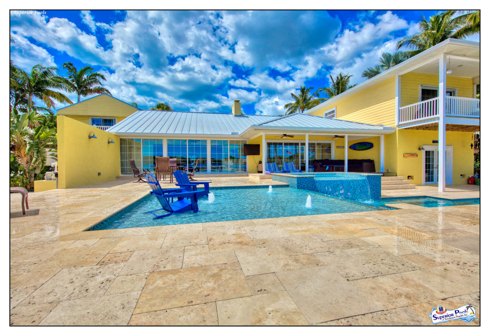 Modelo de casa de la piscina y piscina alargada minimalista extra grande a medida en patio con adoquines de piedra natural