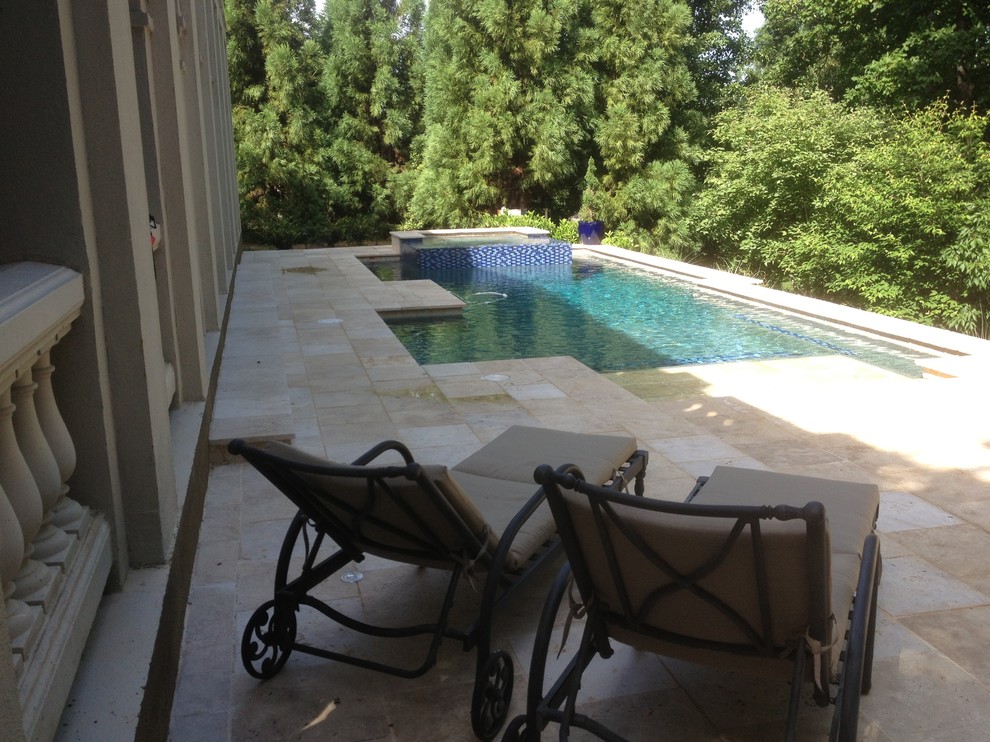 Свежая идея для дизайна: маленький бассейн произвольной формы на заднем дворе в стиле модернизм с покрытием из каменной брусчатки для на участке и в саду - отличное фото интерьера
