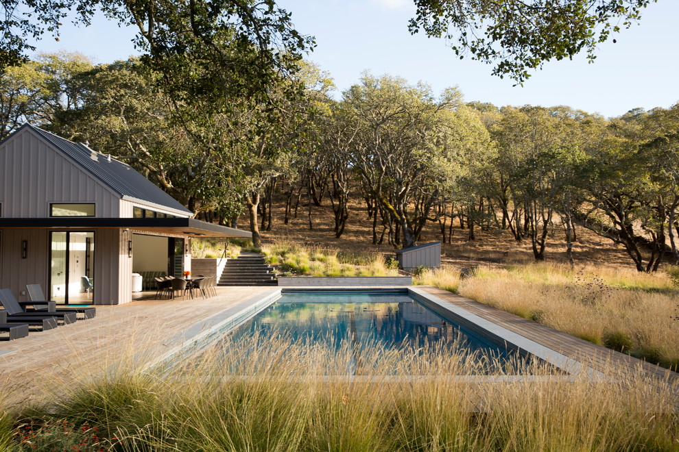 Kleiner Landhausstil Pool hinter dem Haus in rechteckiger Form mit Dielen in San Luis Obispo