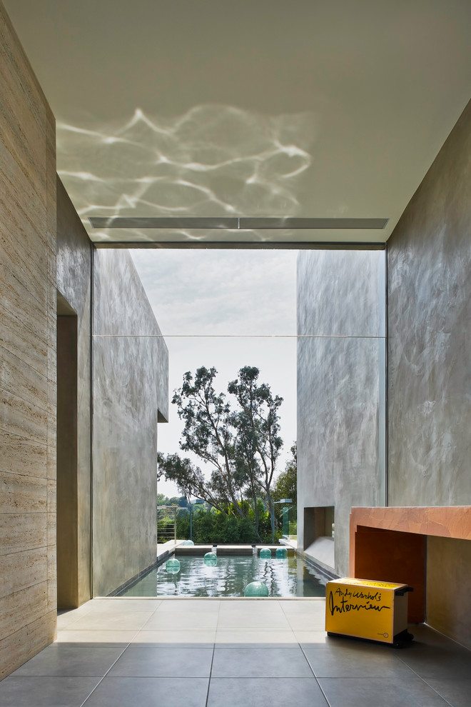 Diseño de piscina infinita contemporánea en patio