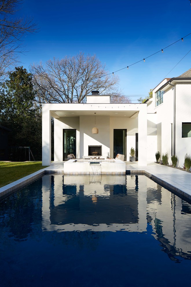 Пример оригинального дизайна: прямоугольный бассейн на заднем дворе с домиком у бассейна