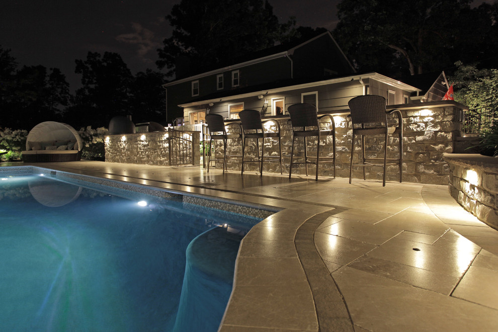 Стильный дизайн: большой бассейн произвольной формы на заднем дворе в стиле кантри с покрытием из плитки - последний тренд