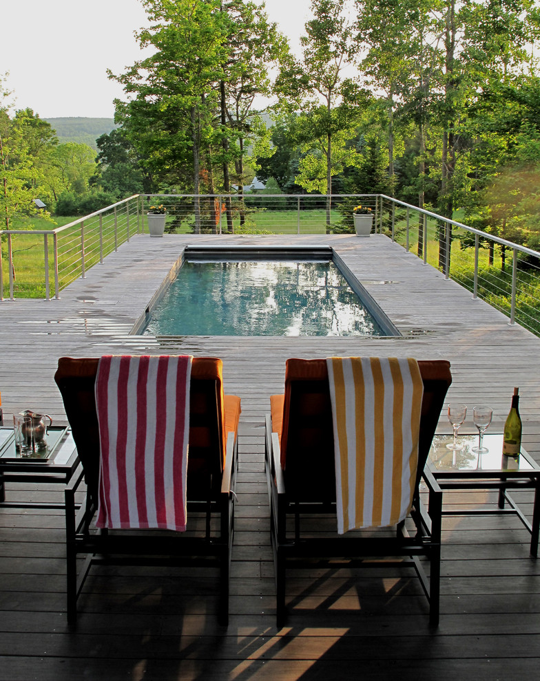 Aménagement d'une piscine contemporaine avec une terrasse en bois.
