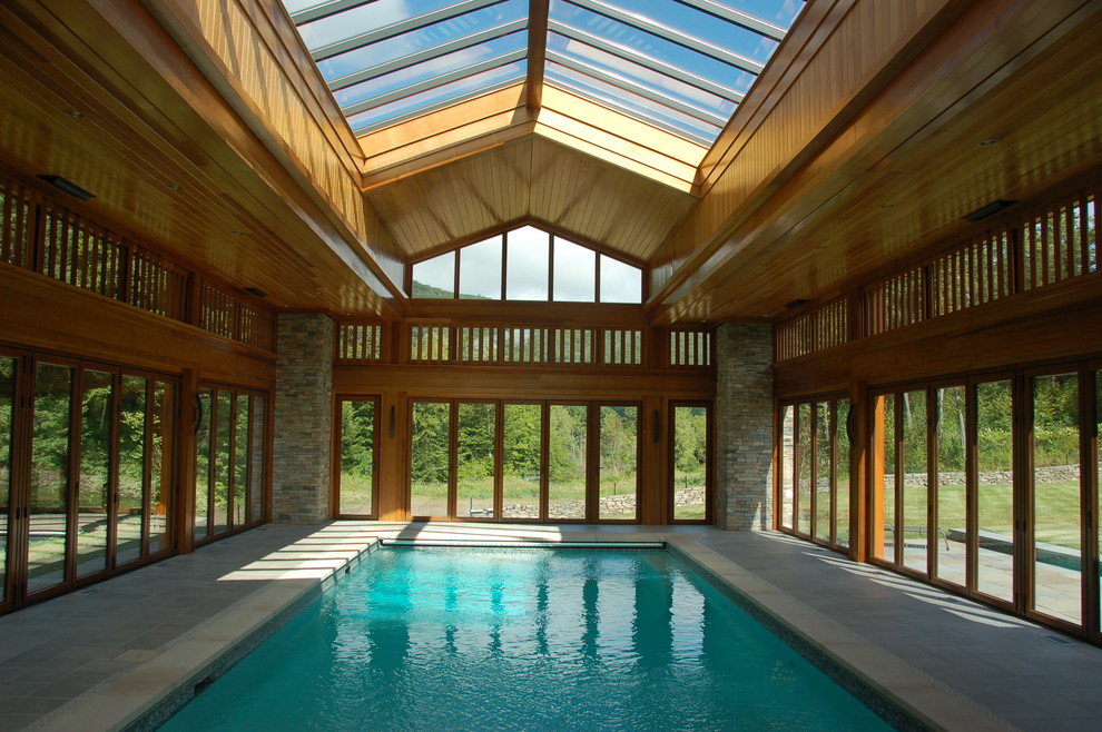 Immagine di una piscina coperta minimal rettangolare con una dépendance a bordo piscina e piastrelle