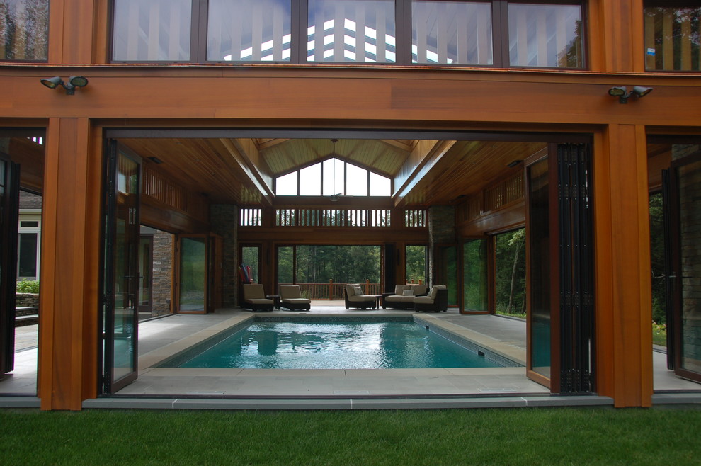 Foto di una piscina coperta design rettangolare con una dépendance a bordo piscina e piastrelle