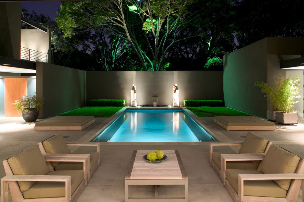 Foto de piscina contemporánea rectangular en patio con losas de hormigón