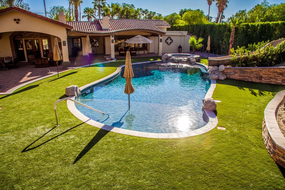 Großer Pool hinter dem Haus in individueller Form mit Wasserrutsche in Los Angeles