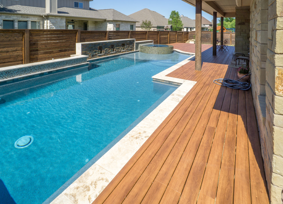 Imagen de piscinas y jacuzzis contemporáneos de tamaño medio a medida en patio trasero con entablado