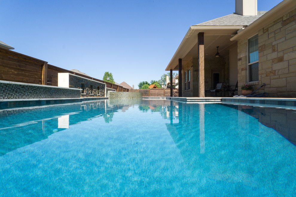 Inspiration pour une piscine arrière design de taille moyenne et sur mesure avec un bain bouillonnant et une terrasse en bois.