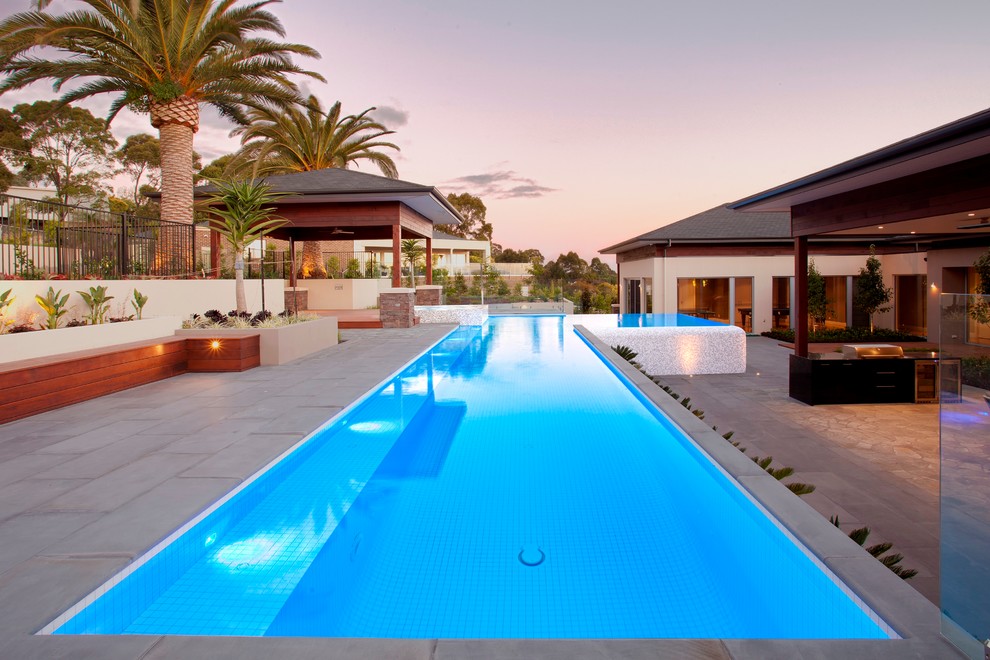 Imagen de piscina alargada contemporánea grande rectangular en patio trasero