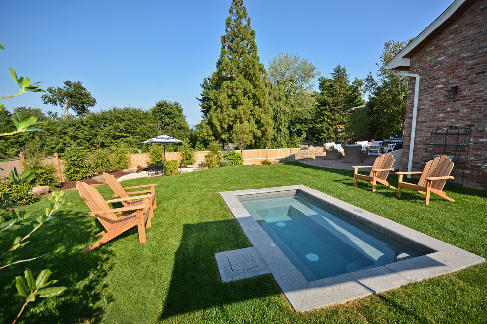 Imagen de piscina clásica renovada pequeña rectangular en patio lateral con losas de hormigón