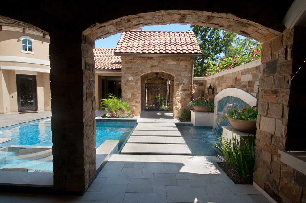 Ejemplo de piscina con fuente clásica pequeña rectangular en patio con suelo de baldosas