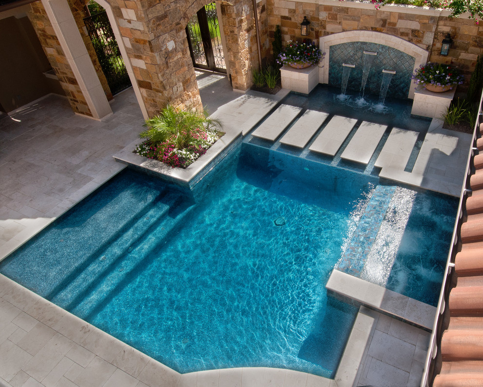 ヒューストンにある高級な小さなトラディショナルスタイルのおしゃれな中庭プール (噴水、タイル敷き) の写真