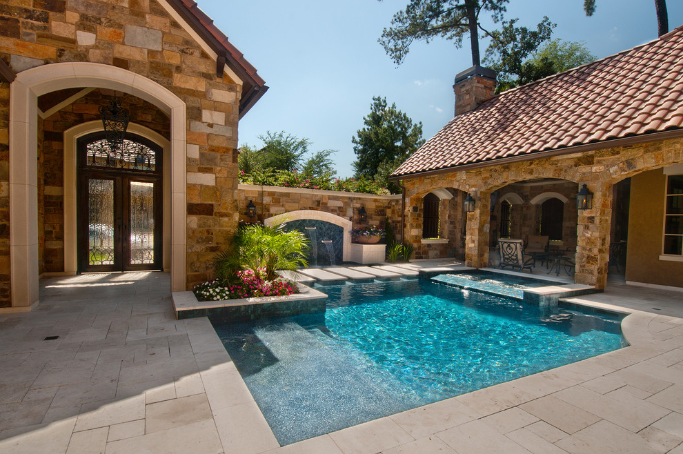 Пример оригинального дизайна: маленький прямоугольный бассейн на внутреннем дворе в средиземноморском стиле с фонтаном и покрытием из плитки для на участке и в саду
