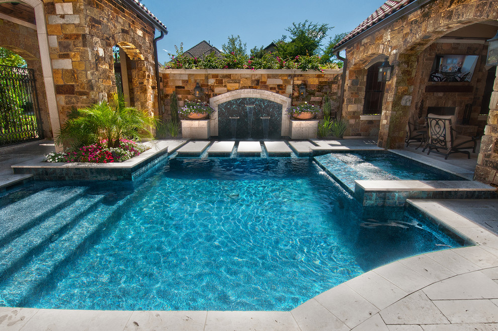 Imagen de piscina con fuente tradicional pequeña rectangular en patio con suelo de baldosas
