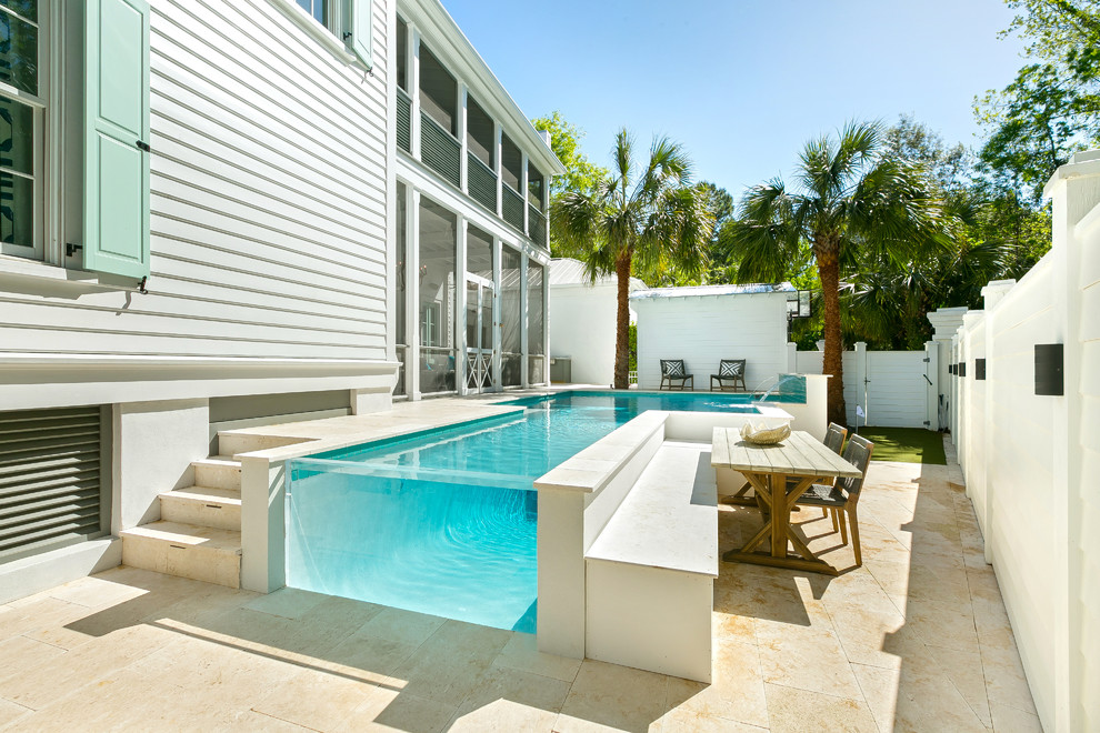 Foto di una piscina fuori terra costiera personalizzata dietro casa con fontane e piastrelle
