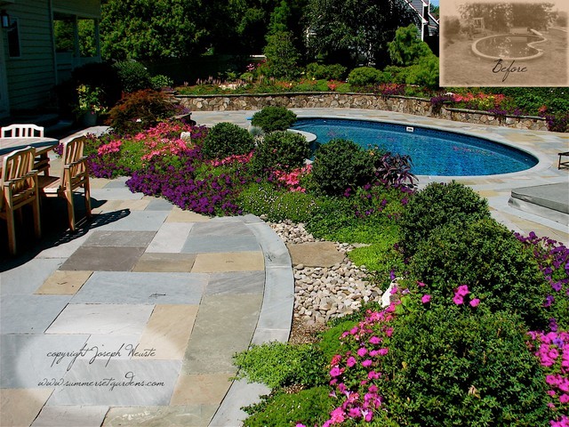 Foto på en stor funkis pool framför huset, med granitkomposit
