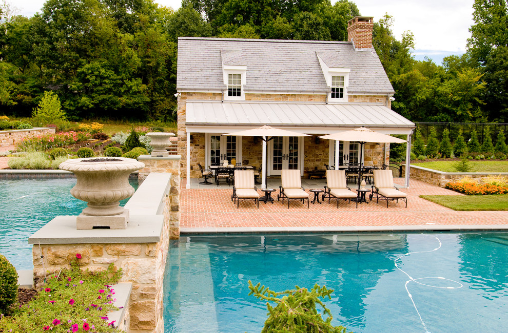 Großer Klassischer Pool hinter dem Haus in individueller Form mit Pflastersteinen in Philadelphia
