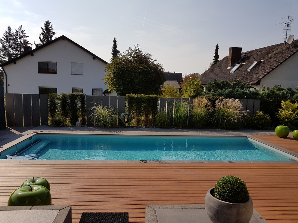 Großer Mediterraner Pool neben dem Haus in rechteckiger Form mit Natursteinplatten in Frankfurt am Main