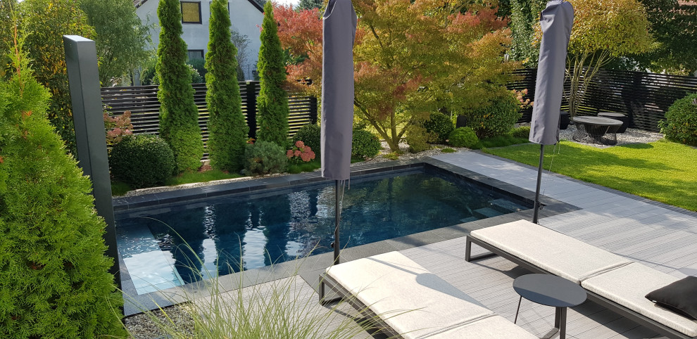 Imagen de piscina mediterránea pequeña rectangular en patio lateral con adoquines de piedra natural