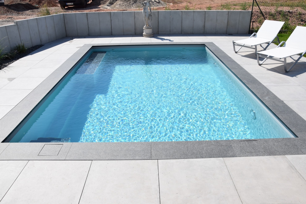 Источник вдохновения для домашнего уюта: прямоугольный бассейн среднего размера на боковом дворе в современном стиле с покрытием из каменной брусчатки
