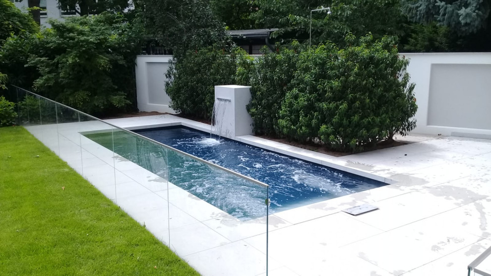 Idee per una piccola piscina contemporanea rettangolare nel cortile laterale con pavimentazioni in pietra naturale
