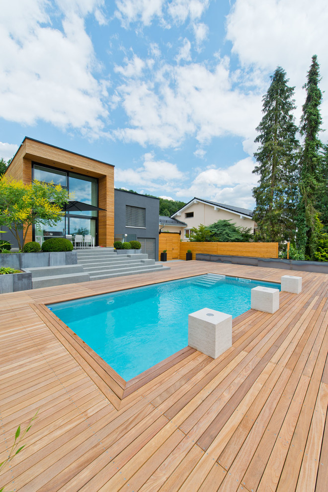 Esempio di una piscina fuori terra minimal rettangolare di medie dimensioni con pedane