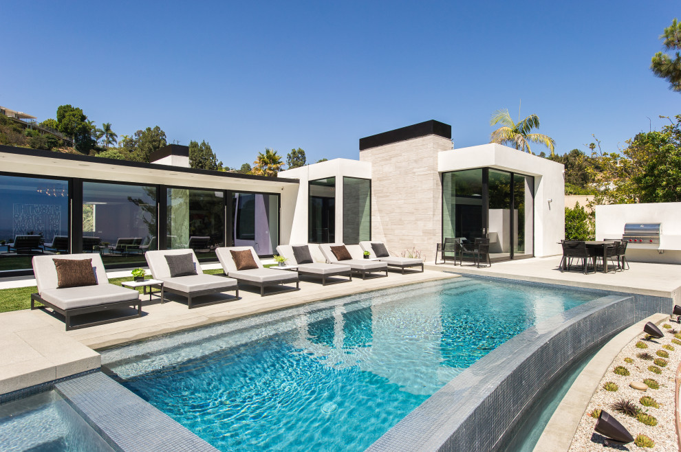 Mittelgroßer Moderner Pool hinter dem Haus in individueller Form mit Grillplatz in Los Angeles