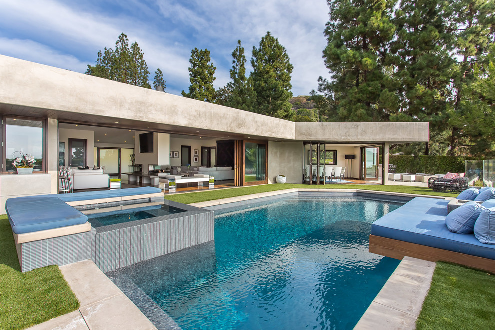 Mittelgroßer Moderner Pool hinter dem Haus in individueller Form mit Betonplatten in Los Angeles