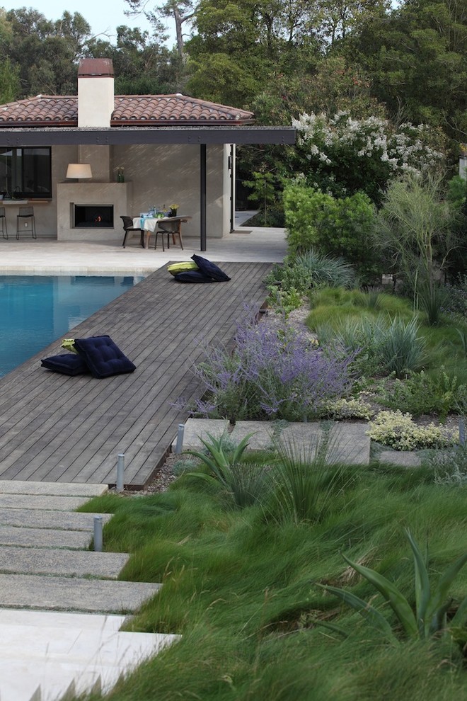 Mediterraner Pool in rechteckiger Form mit Dielen in Los Angeles
