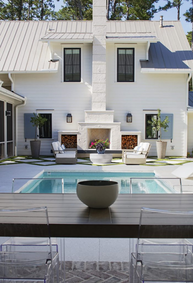 Foto de piscina tradicional renovada de tamaño medio rectangular en patio con adoquines de hormigón