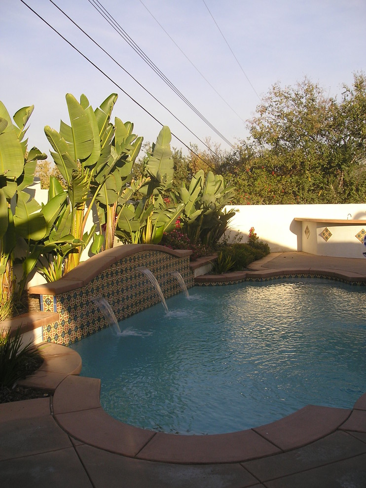 Mittelgroßer Mediterraner Pool hinter dem Haus in individueller Form in Los Angeles