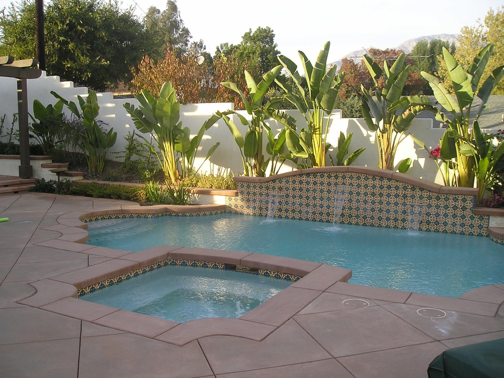 Ispirazione per una piscina monocorsia mediterranea personalizzata di medie dimensioni e dietro casa con una vasca idromassaggio