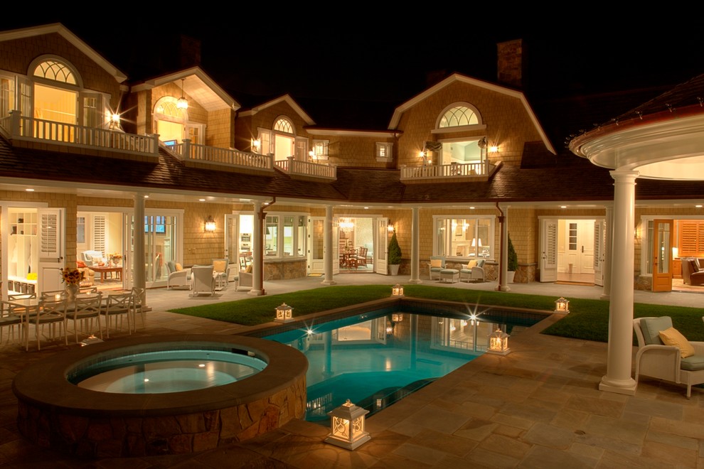 Esempio di una grande piscina stile marinaro rettangolare dietro casa con una vasca idromassaggio