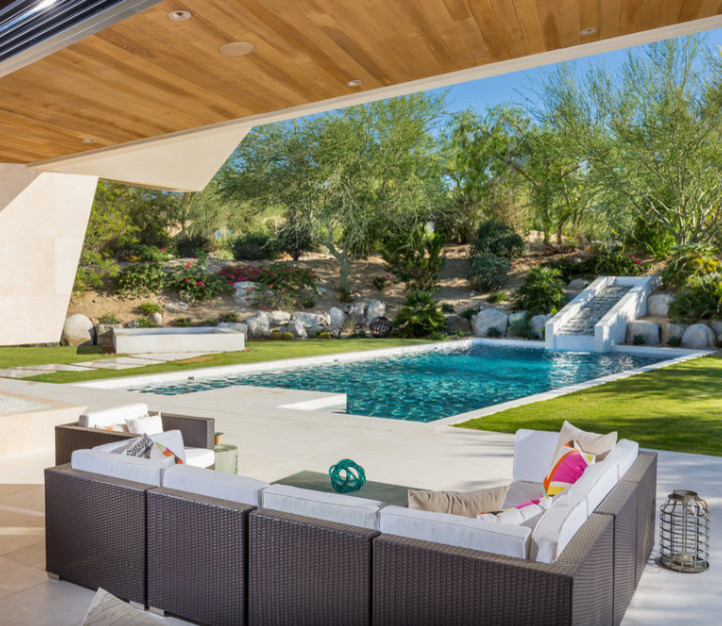 Großer Moderner Pool hinter dem Haus in rechteckiger Form mit Betonboden in Los Angeles