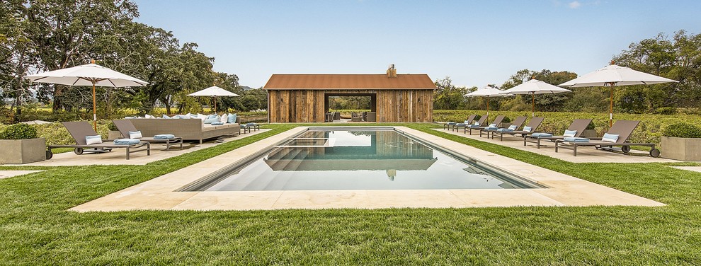 Foto di una piscina monocorsia country rettangolare con una vasca idromassaggio