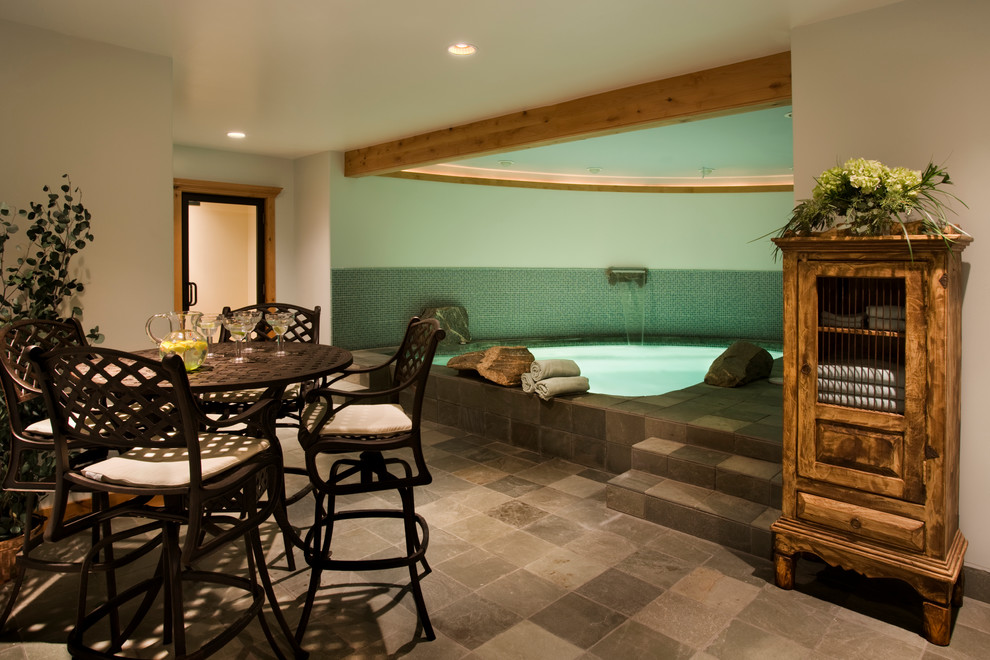 Imagen de piscina con fuente de estilo americano pequeña a medida y interior con adoquines de piedra natural