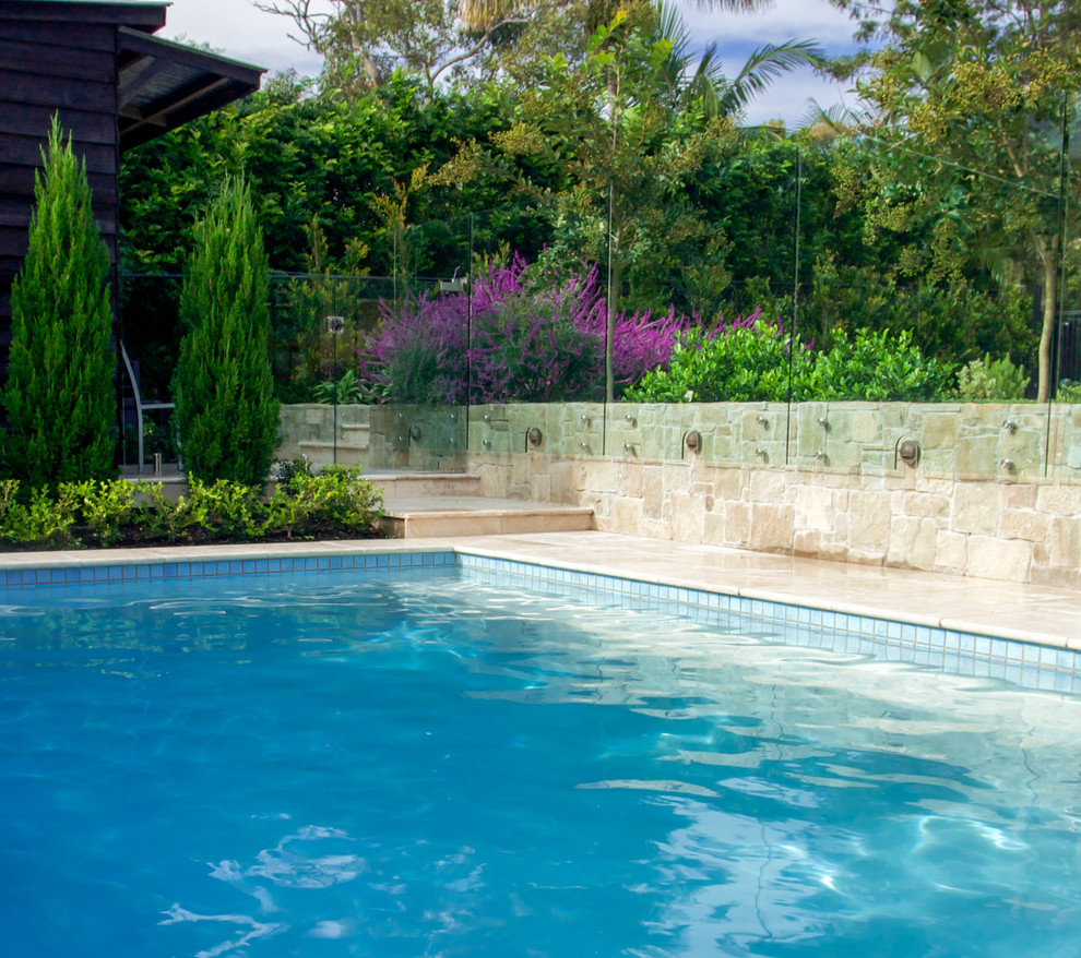 Источник вдохновения для домашнего уюта: прямоугольный бассейн на заднем дворе в средиземноморском стиле с домиком у бассейна и покрытием из каменной брусчатки