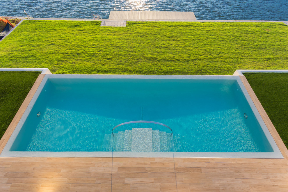 Pool - mid-sized modern pool idea in Tampa