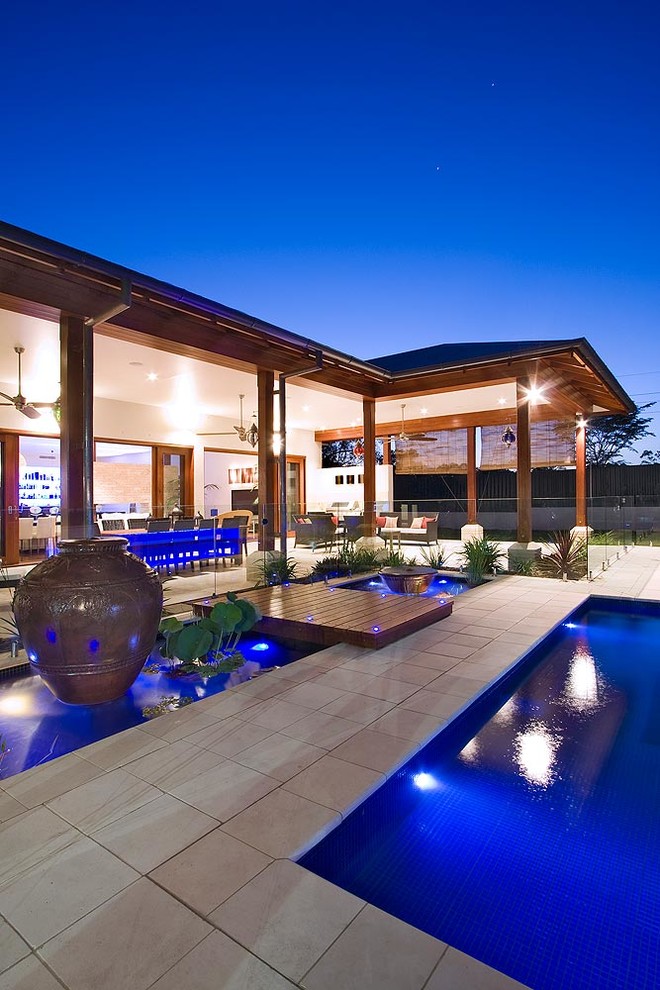 Diseño de casa de la piscina y piscina alargada costera extra grande a medida en patio trasero con adoquines de piedra natural