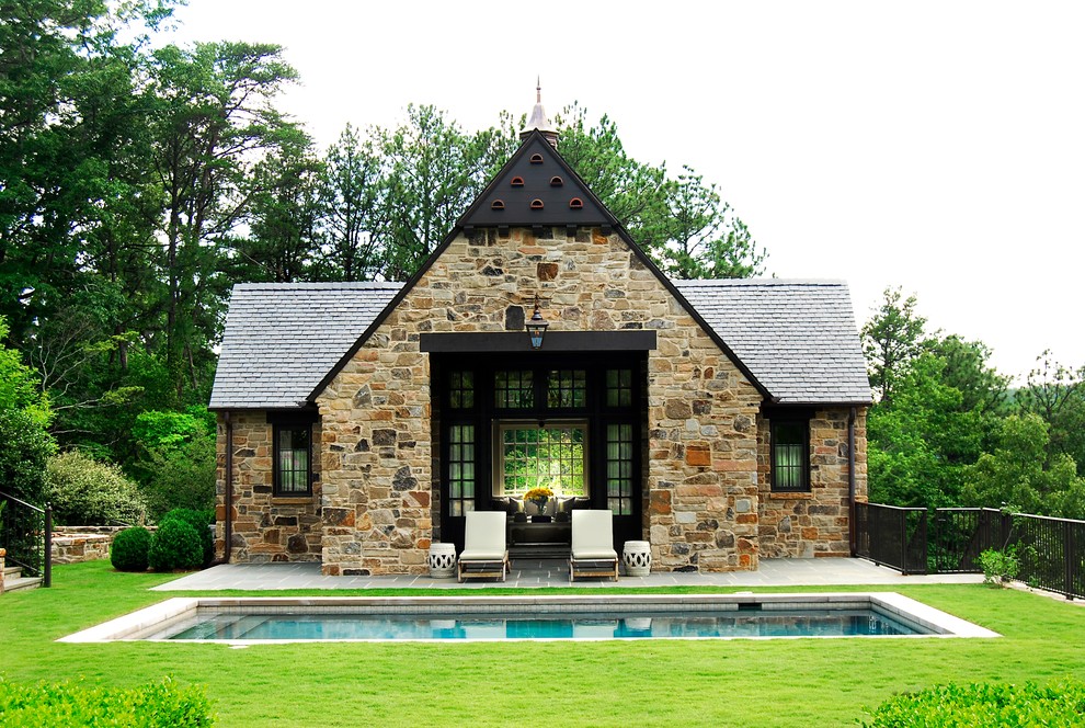 На фото: большой прямоугольный бассейн на заднем дворе в классическом стиле с домиком у бассейна и мощением тротуарной плиткой с