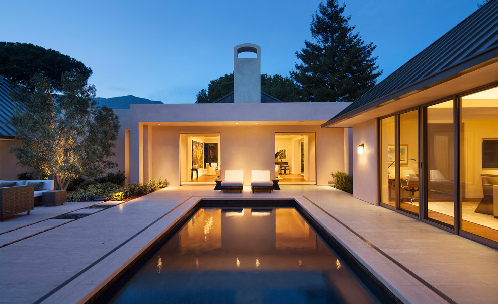 Moderner Pool in rechteckiger Form mit Natursteinplatten in Santa Barbara