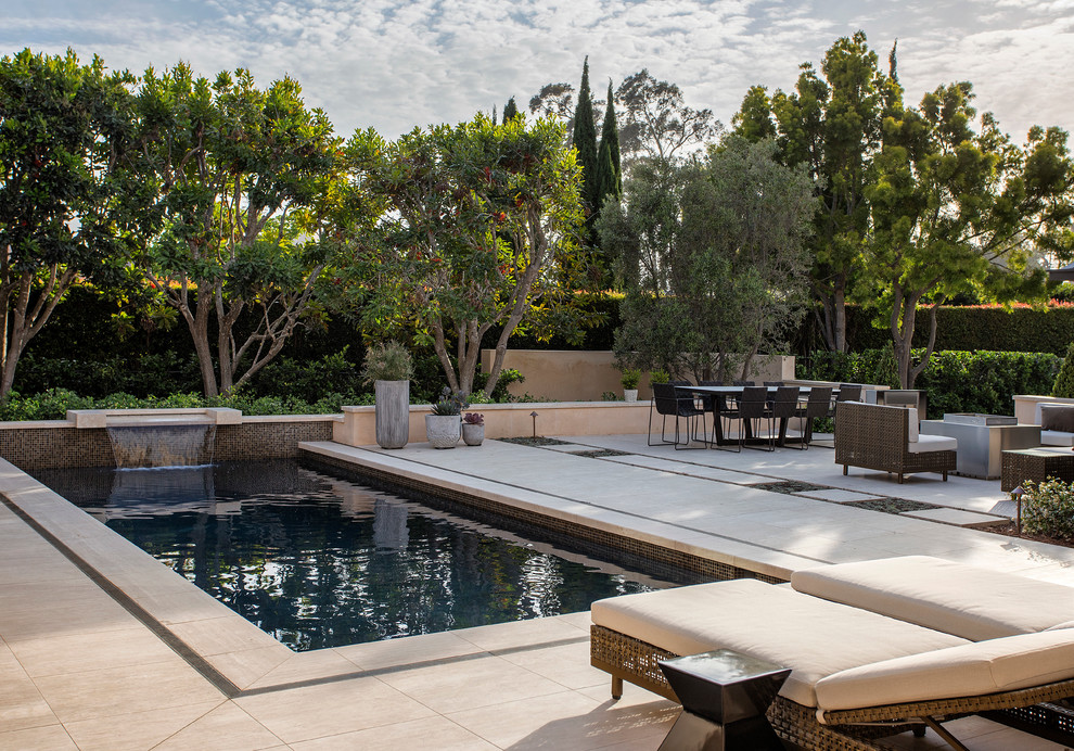 Свежая идея для дизайна: прямоугольный бассейн на заднем дворе в современном стиле с покрытием из каменной брусчатки - отличное фото интерьера